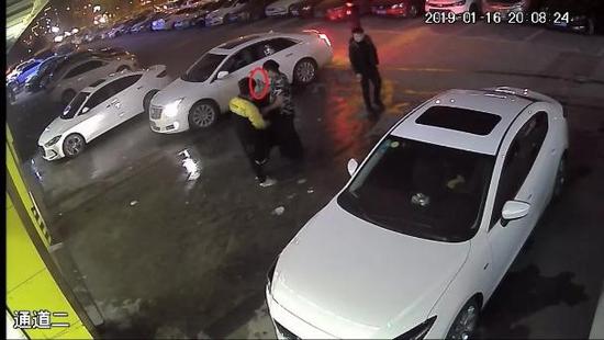 大家吓得赶紧报了警。
