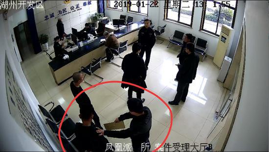 民警与犯罪嫌疑人进行交谈。湖州开发区公安分局提供