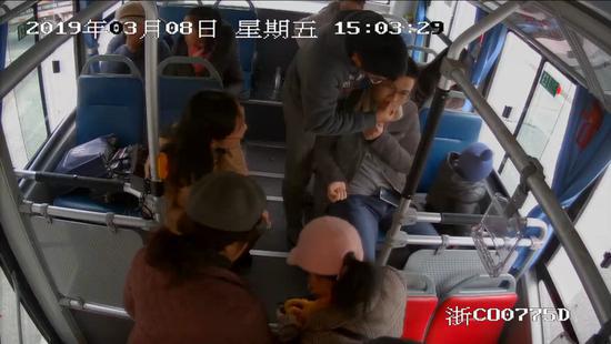 监控画面显示:胡先生晕厥时周边乘客纷纷施以援手 乐清公交公司提供