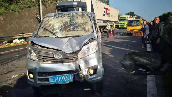 图为:事故现场 邱云斌 摄