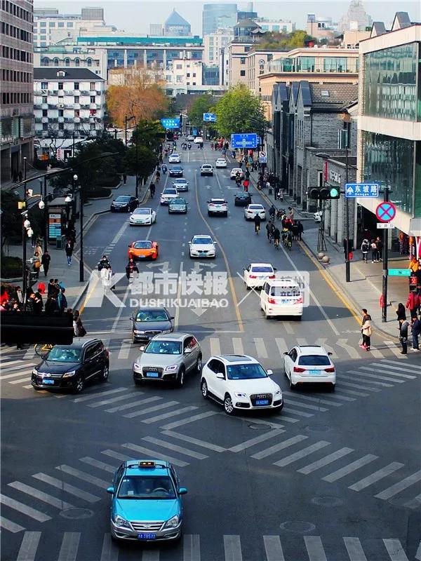 如今车水马龙的东坡路,即将成为步行街的一部分。黄煜轩 摄