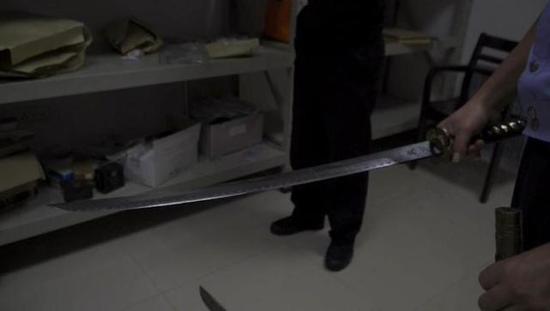 吴先生及时报警主动上交管制器具
