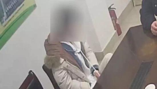 图为民警劝导该名女子。视频截图
