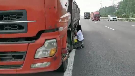 女子高速修车。湖州高速提供