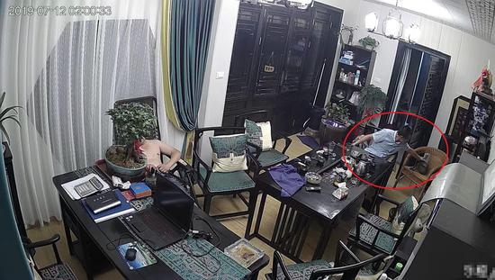 谢某作案时被摄像头拍下。 南湖公安提供