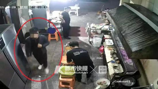 见暗恋女孩和别的男人吃饭 杭男子抢下饭店菜刀伤人