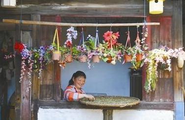 胡惠娣在小院里晒当地的土产干货。崔引 摄
