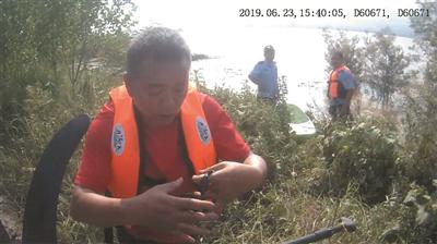 穿着救生衣下水救人的张建龙