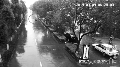 田女士骑行过程中”凭空“摔倒