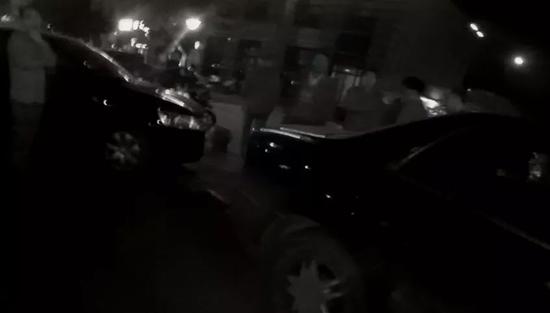 两车发生刮擦