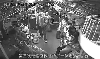 黄唯的第三和第四次让座(画圈处为黄唯) 视频截图