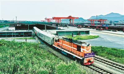 10月18日8时25分，满载电商物品的X115次特快班列从杭州萧山货运站货场开出。 梁力/摄