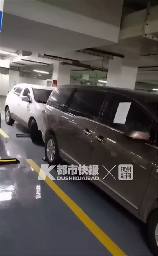 路虎车车主找来另一辆车,一前一后把别克车堵住