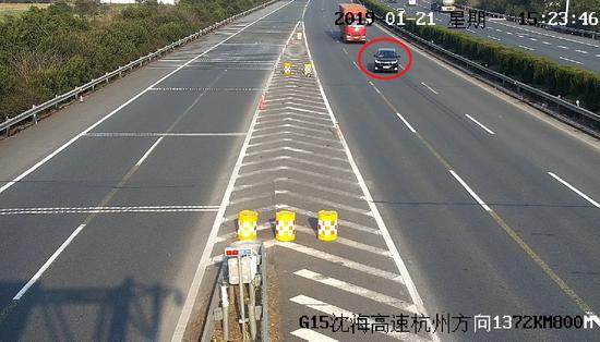 图为停在高速车道内小车。嘉兴高速供图