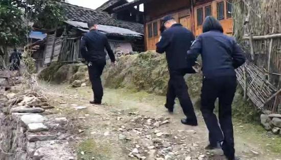 海盐民警赴贵州实地核实信息。海盐警方供图
