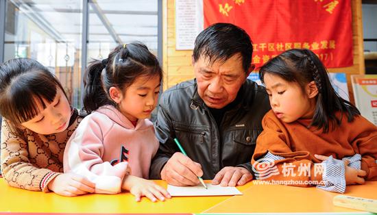 年近7旬公交达人 用车模记录了杭州公交的前世今生