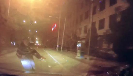 该男子突然朝自己车子小跑着冲过来 。 警方提供