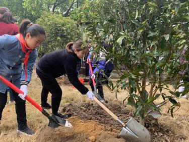 图为植树现场 杨德杰 摄