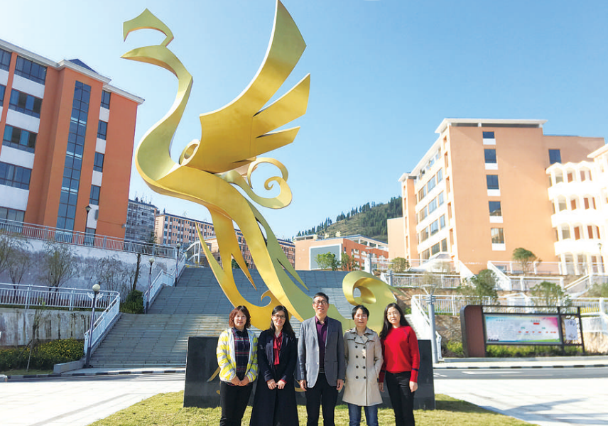 离开前,援“黔”名师支教队普高组的教师们在凤凰中学里合影,从左到右:黄百央、戚群云、张国民、王羽群、陆海燕。