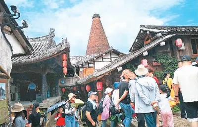 游客在碗窑古村参观。