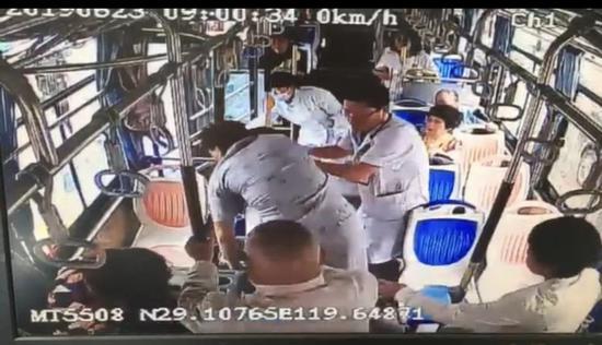 王国辉立马俯身将乘客背下了车 婺城宣传部提供