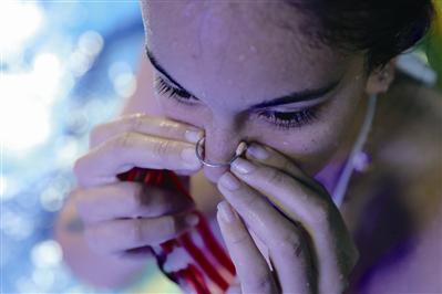 来自哥伦比亚的美拉下水前戴好鼻夹