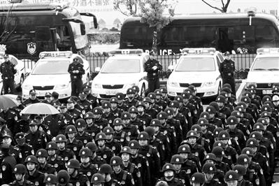 数百名公安民警在高桥镇商会大厦的广场上参加启动仪式 海曙公安 供图