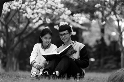 樱花树下少年在读书 学校供图