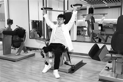 王泽超在康复治疗中心坚持锻炼 记者 葛亚琪 摄