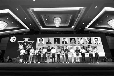 2018中国宁波青年大学生创业大赛颁奖现场。 记者 崔引 摄