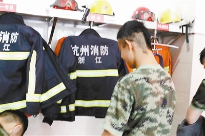 顶着“阴阳头”出警的消防员