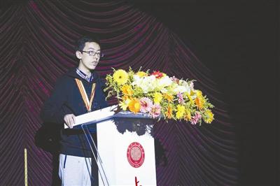 孙毅凡作为学生代表在颁奖大会上发言。镇海中学供图