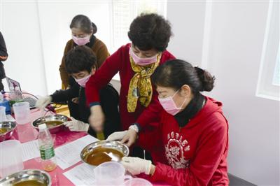 阿姨皂坊的阿姨们正在用废油制作肥皂 记者 郑凯侠 摄
