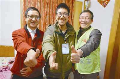林家三代都是志愿者,他们竖起大拇指为宁波点赞