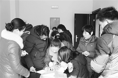 为工人发放被拖欠的工资