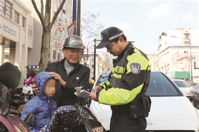 交警现场劝导并进行电动车备案登记