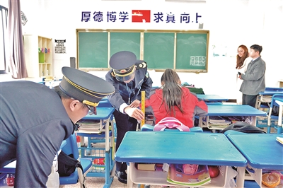 监督员测量课桌椅高度
