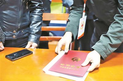 手术结束后,红十字会给家属递上荣誉证书