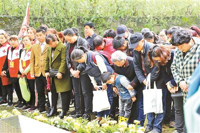 江西南昌开展祭扫遗体器官捐献者活动,市民缅怀捐献者
