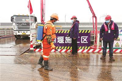 近日,沪杭甬高速公路市区段改建工程(北段)正式复工。通讯员 张祥荣 记者 李忠 摄