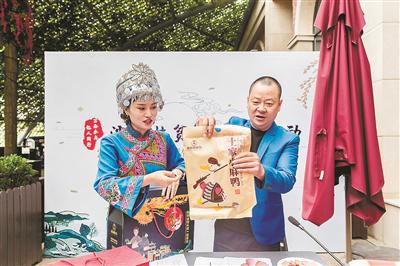 昨日,恩施农特产品在杭直播推介。
