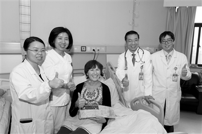 黄河教授(右二)及骨髓移植中心医护人员和塔丽合影 医院供图