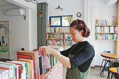 章红玉老师精心打理图书室各类书籍。通讯员供图