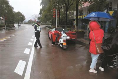 交警说,这条路路况不错。