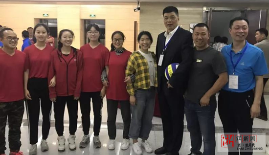 前国家女排主教练袁伟民亲临绍兴给青少年上排