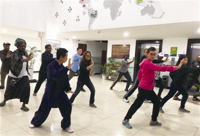 宁大留学生学习太极拳