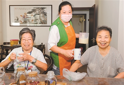 丹顶鹤社区慢生活馆为老年人提供免费豆浆
