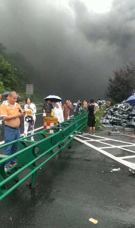 目前高速已采取管控措施:杭州方向安吉分流,长兴方向黄湖分流。