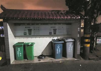 男婴被遗弃在垃圾桶旁