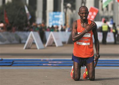 男子全程马拉松冠军 Michael Njenga Kunyuga